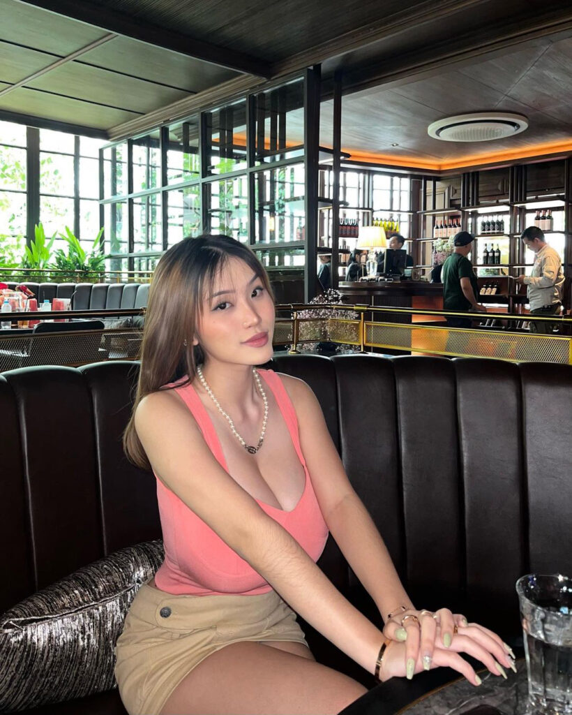 Selebgram Seksi Anastasia Kosasi Selife di Dalam Cafe