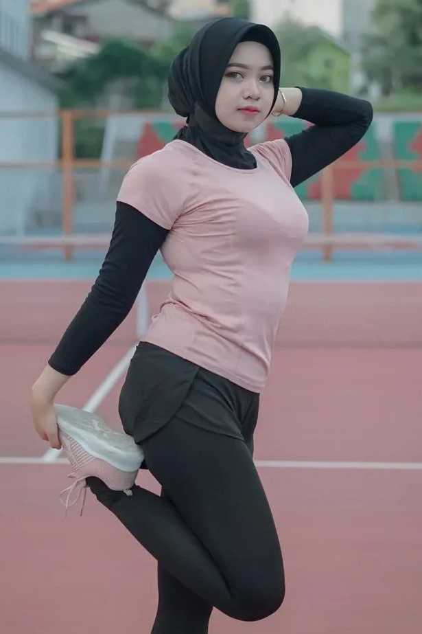 Cewek Jilbab Ketat Jogging Streching