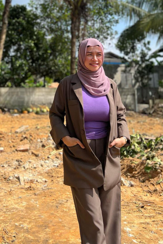 Hot mom Baju Kaos Ketat Bulat Kembang Desa Jilbab ketat