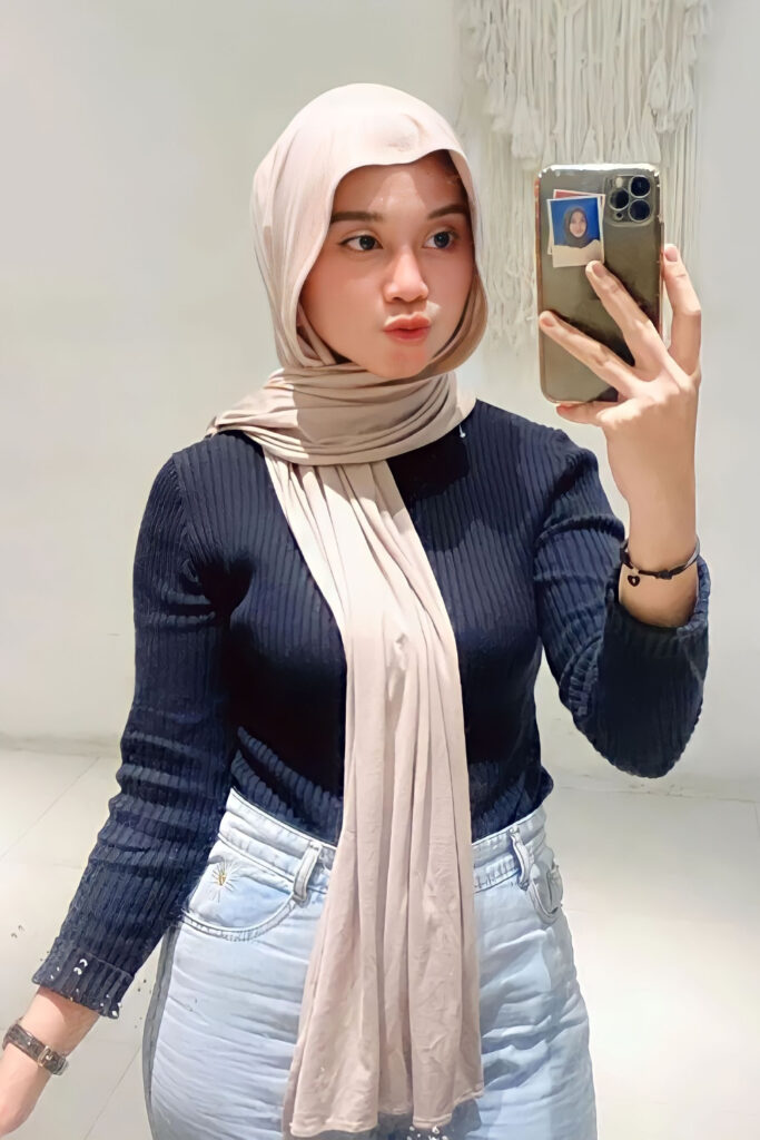 Jilbab Ketat Brutal Selfie Iphone Boba depan cermin Manyun