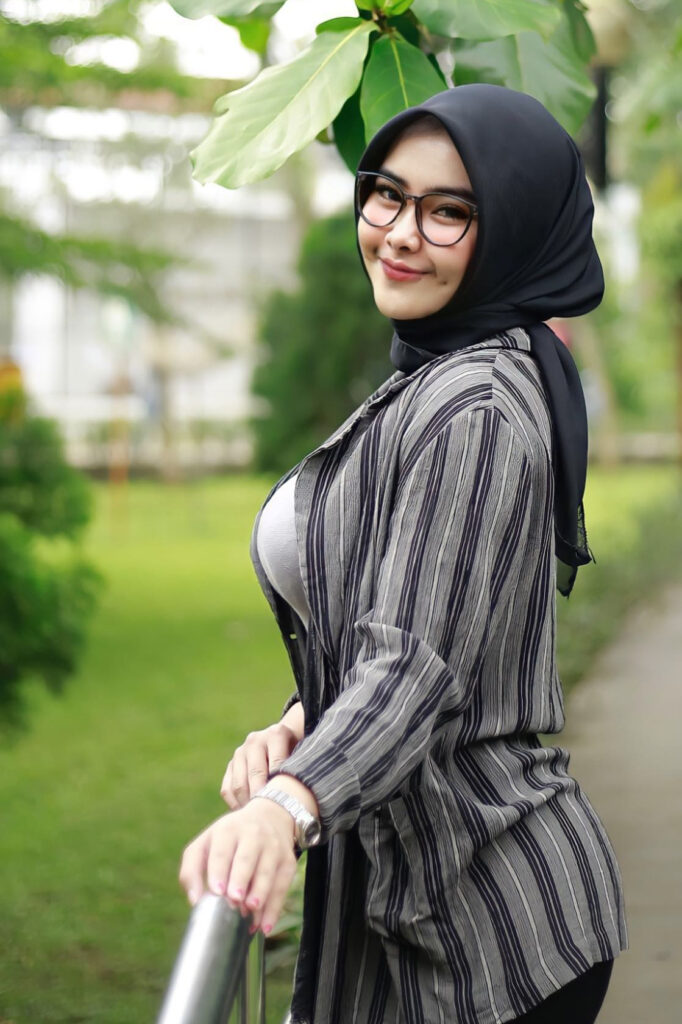 Marfa Moela Selebgram Hijab Seksi side view Lesung pipiut