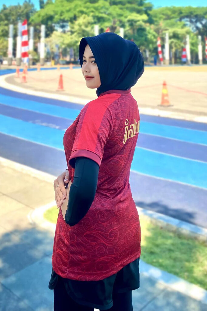 Rista Nuri Andriani Selebgram Hijab Jogging Mojang Bandung Backpose manis