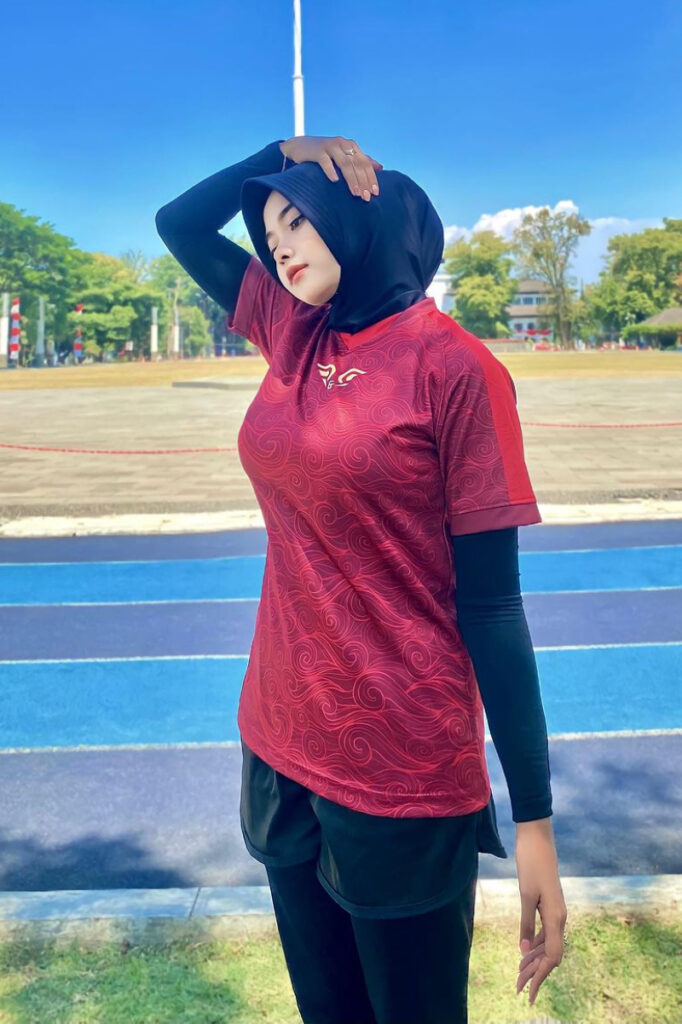 Rista Nuri Andriani Selebgram Hijab Jogging Mojang Bandung Pegang Telinga