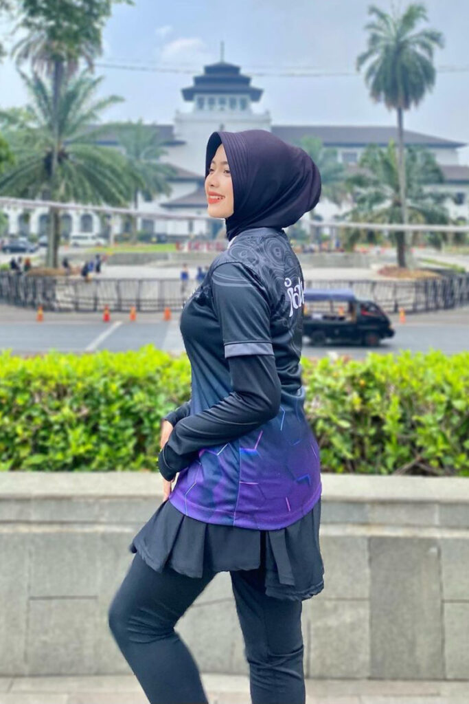 Rok Mini Rasta Nuri Selebgram Hijab Legging side pose