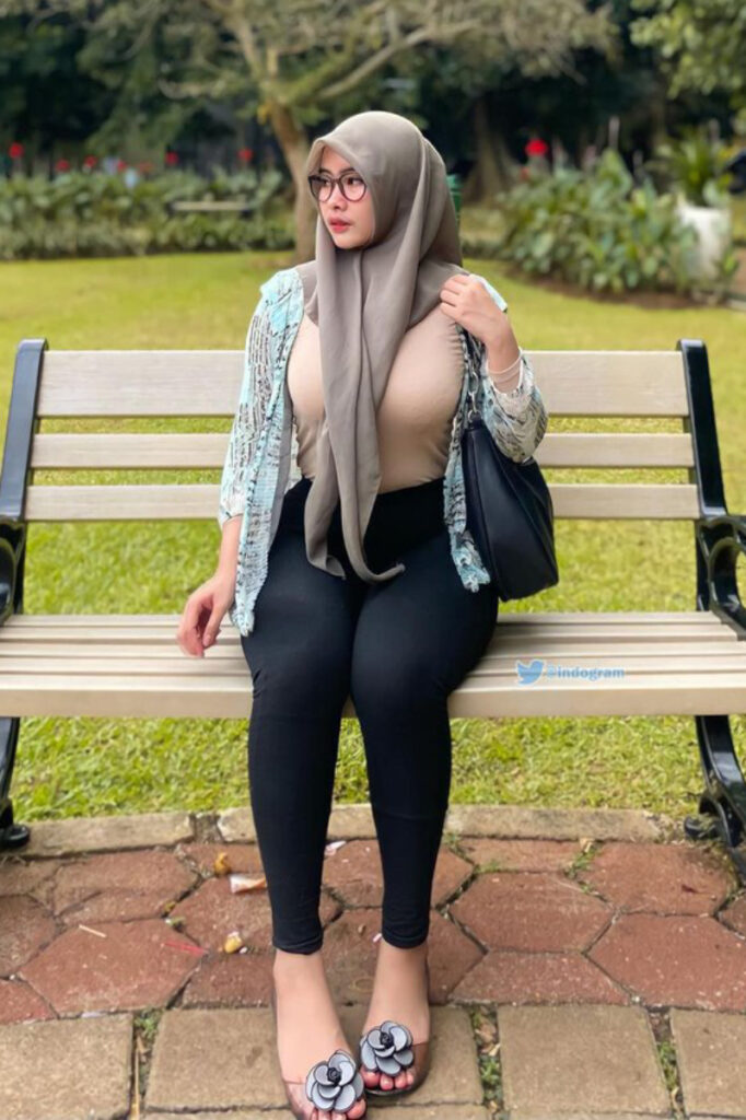 Selebgram Hijab Seksi Marfamoela