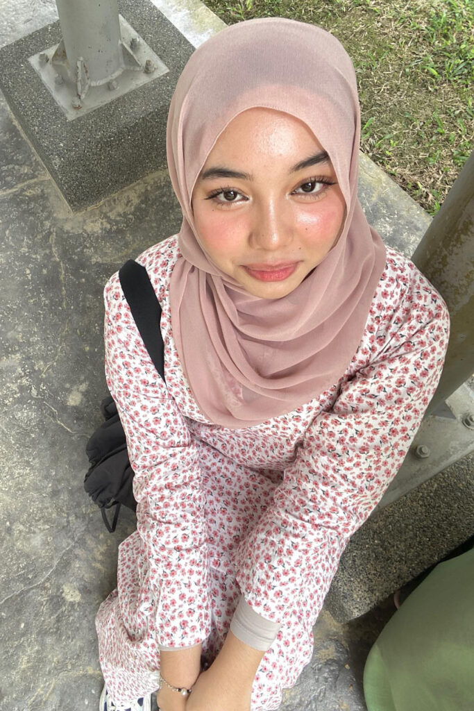 Selfie cewek JIlbab Pacar Angel Mentapa Ke Atas Seksi Dres Bunga Bunga