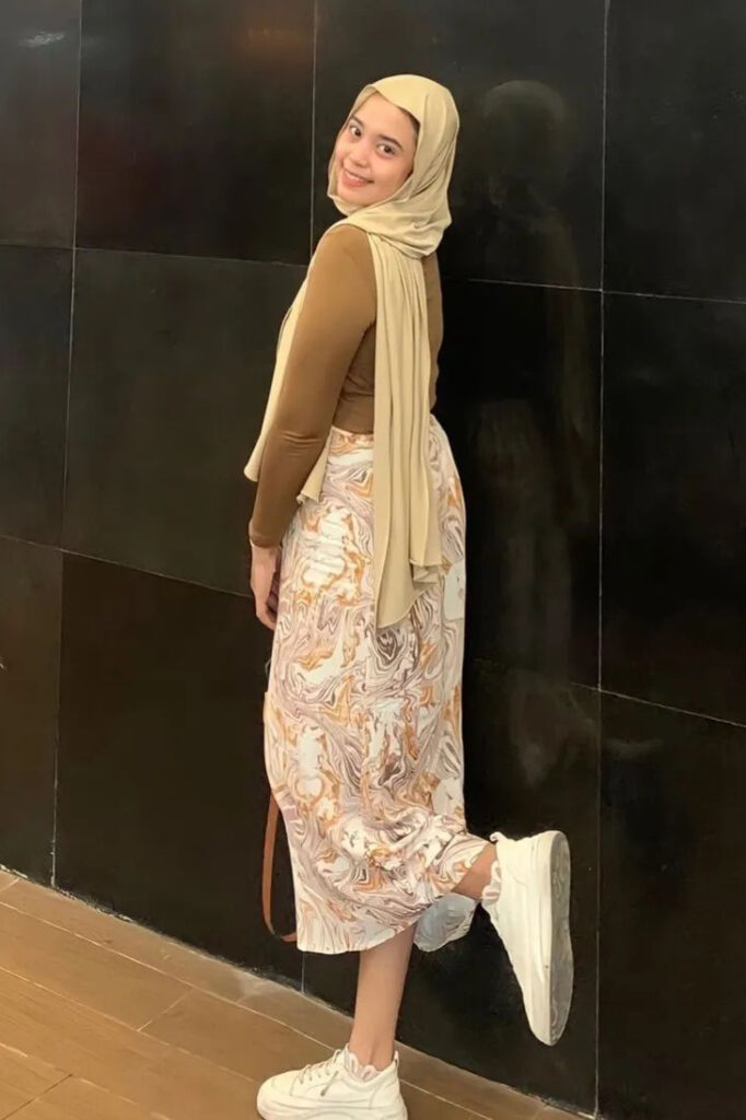 Wajah Sembab Jilbab Seksi Manset Coklat Back Pose