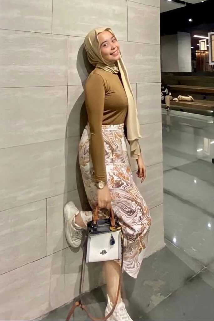 Wajah Sembab Jilbab Seksi Manset Coklat Pose angkat kaki