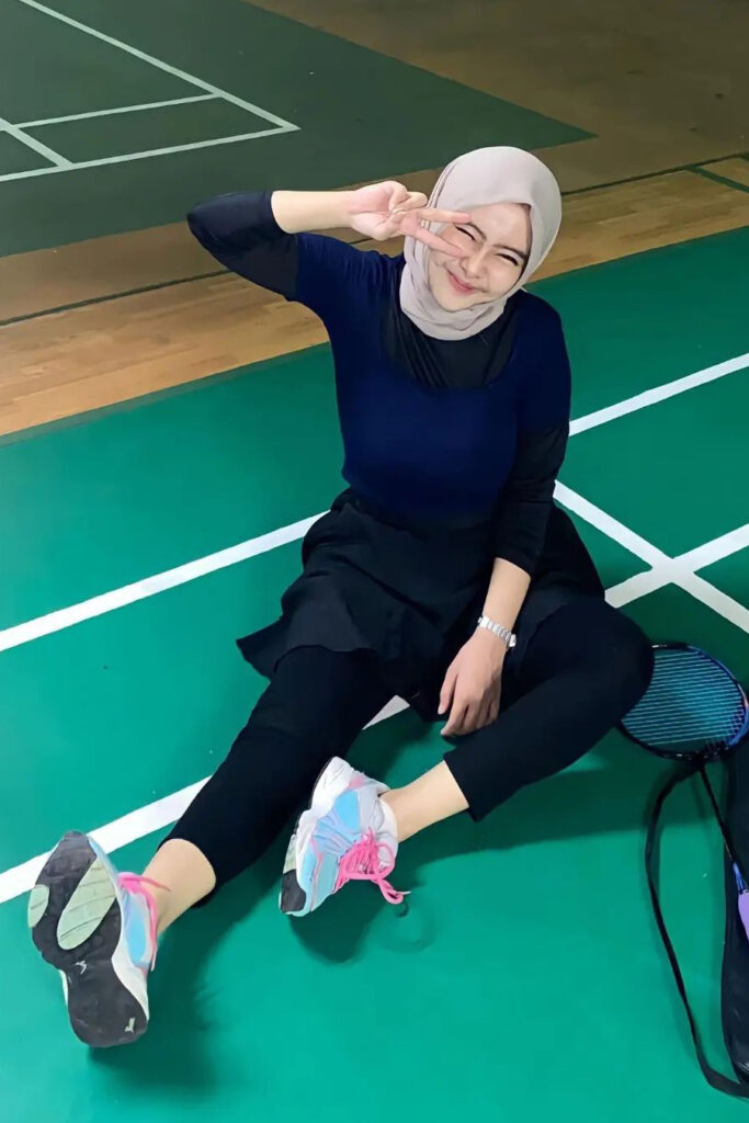 marfamoela selebgram Hijab Seksi Pose duduk main bulutangkis