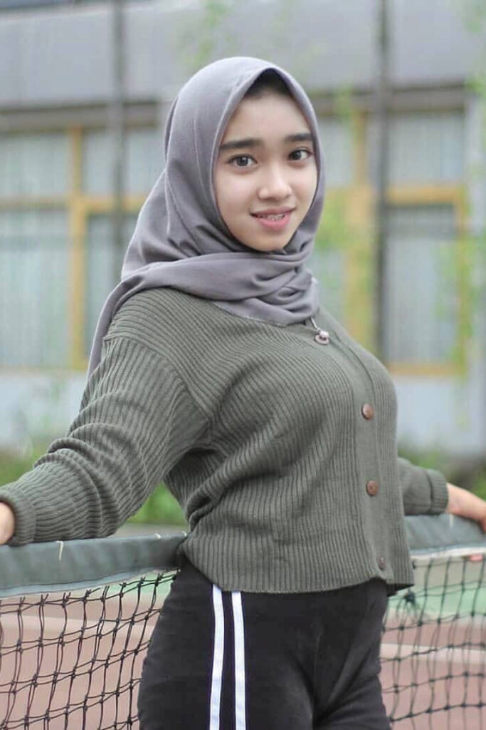 hijab abu abu cocok dengan baju warna Busung dada seksi