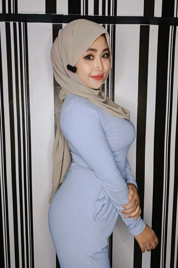 hijab abu abu cocok dengan baju warna Montok seksi banget