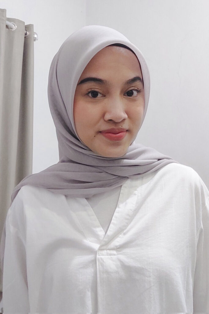 hijab abu abu cocok dengan baju warna putih