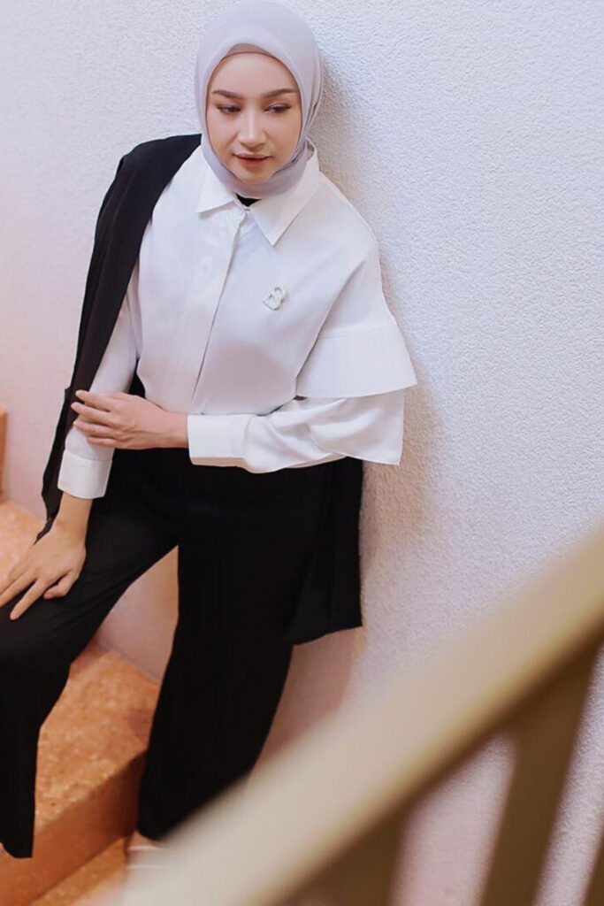 outfit hitam putih hijab baju formal mahasiswi siap ujian meja