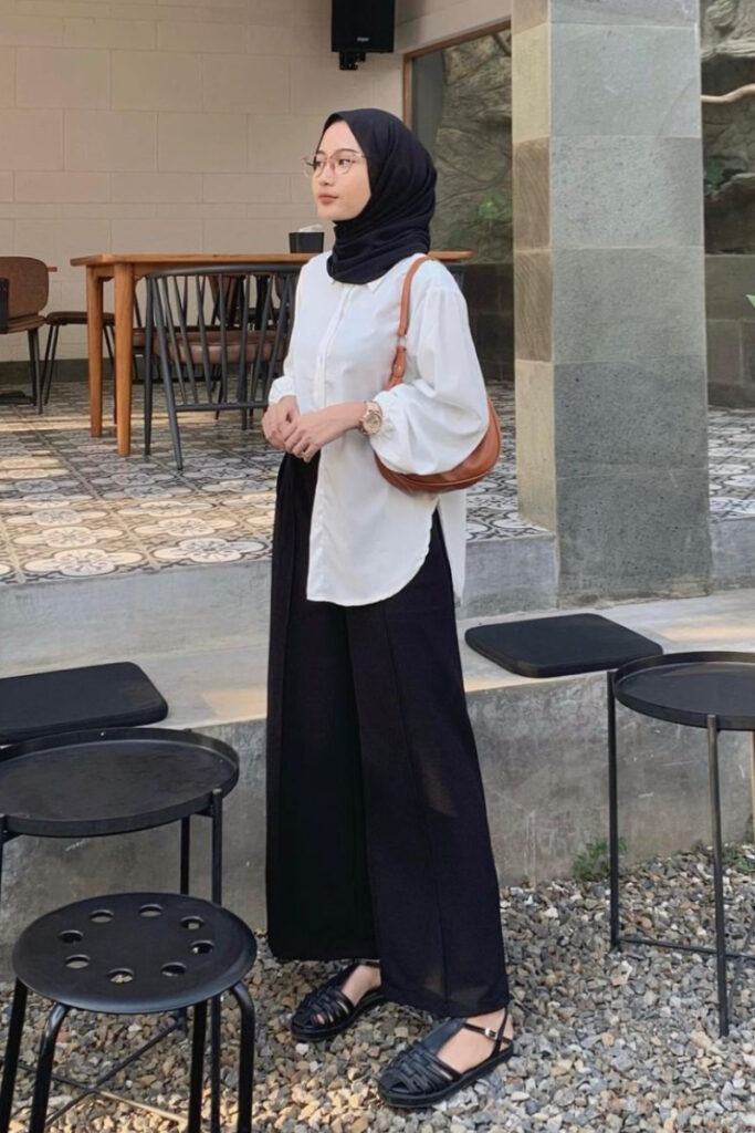 outfit hitam putih hijab mahasiswi pakai Kacamata