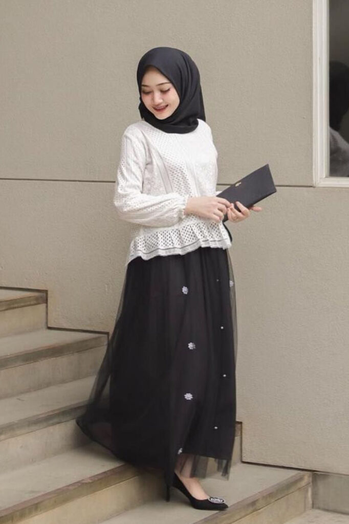 outfit hitam putih hijab rok trasnparan